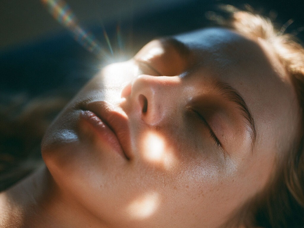 Eine Person sitzt entspannt in einem Therapiesessel mit geschlossenen Augen während einer professionellen Hypnosesitzung.